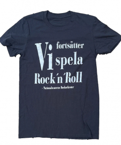 Nationalteatern - Vi Fortsätter Spela in the group MERCHANDISE / T-shirt / Kommande / Pop-Rock at Bengans Skivbutik AB (5568727r)