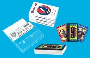 Grateful Dead - Grateful Dead Cassette Playing Cards in the group MERCHANDISE / Merch / Kommande / Pop-Rock at Bengans Skivbutik AB (5569325)