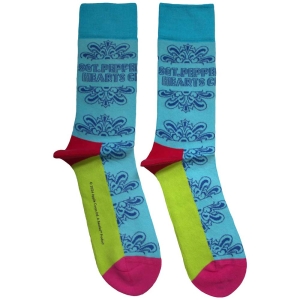 Beatles - Sgt Pepper Text Outlines Uni Lht Blue Socks in the group MERCHANDISE / Merch / Pop-Rock at Bengans Skivbutik AB (5583643)