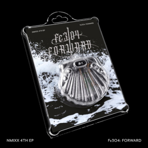 Nmixx - Fe304 : Forward (Shell Ver.) (Random Ver.) in the group MERCHANDISE / Merch+Code / Kommande / K-Pop at Bengans Skivbutik AB (5588423)